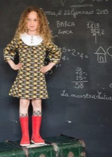 Paaralan ng damit para sa mga batang babae na may isang pattern
