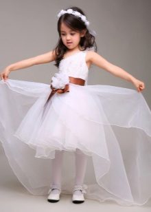 Ang graduation white na pagbabago ng damit sa kindergarten