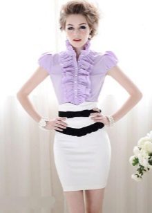 puting lapis lapis na may isang lilac blusa