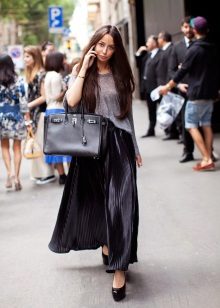 black pleated skirt to the floor