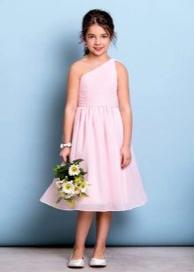 Cocktail dress para sa mga batang babae sa isang balikat