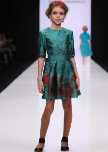 Cocktail dress para sa mga batang babae na may naka-print