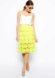 Lace skirt to the knee juicy color
