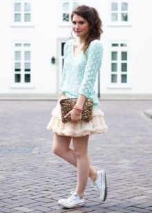 Layered mini skirt na may sneakers