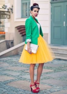 Layered yellow skirt na kumbinasyon ng jacket