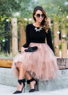 Layered skirt na may masikip na tuktok