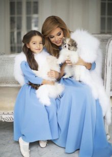 Mga batang babae at babae sa Blue Christmas dress