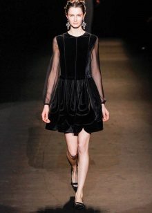 Ang isang line velor dress ay maikli