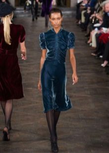 Velvet dress na may puffed sleeves