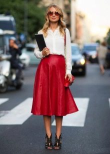 red midi skirt bilang isang babaeng negosyante