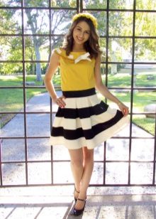 Half skirt with elastic and lacquered shoes