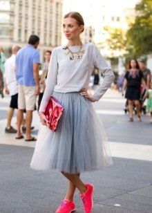 tulle palda na may sneakers