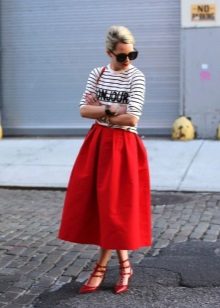Skirt below the knee with stiletto heels