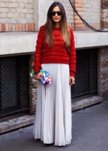 Skirt sun to the floor in combination with a sweater