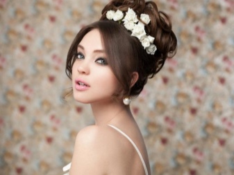 Estilo ng buhok sa kasal na may mga sariwang bulaklak