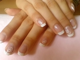 Manicure french sa ilalim ng isang mustard na damit