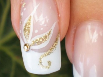 Golden manicure french sa ilalim ng isang mustard dress