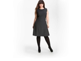 Black A-line dress para sa buong