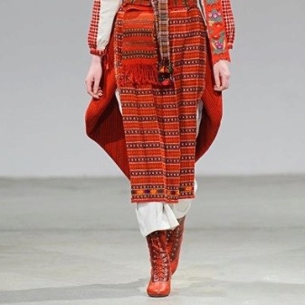 Russian sundress sa kumbinasyon ng mga bota