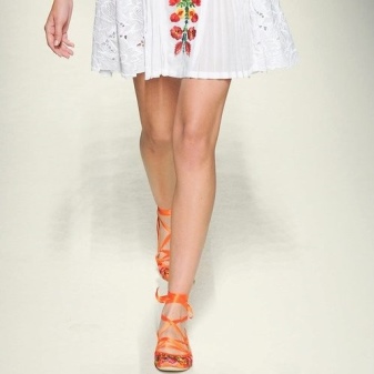 Wicker ballet shoes sa Russian sundress