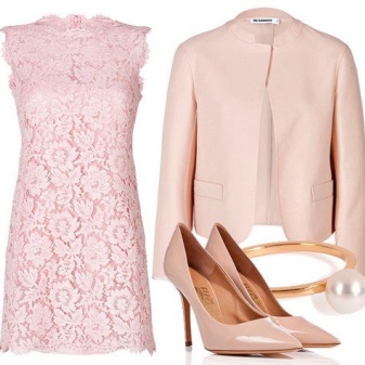 Pink lace dress na may pink accessories