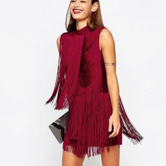 Burgundy dress na may palawit