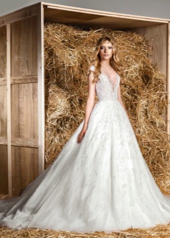 B = Magnificent lace dress ni Zuhair Murad