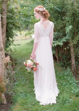 Kasal damit sa estilo ng Provence na may maikling sleeves