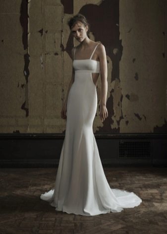 Straight wedding dress na may cutouts
