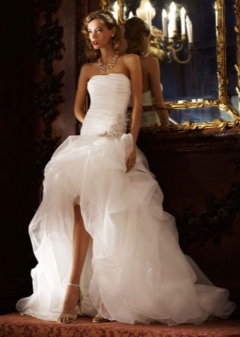 Mga sandalyas para sa isang short wedding dress na may tren