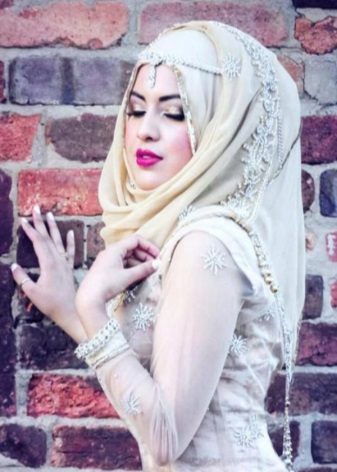 Muslim damit-pangkasal na may hijab