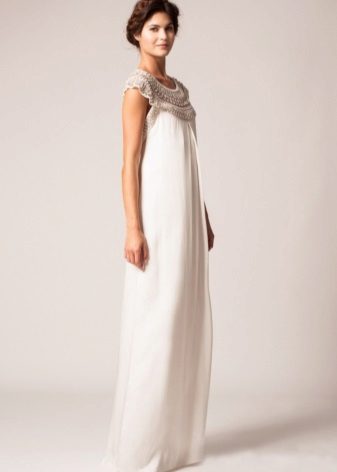 Straight wedding dress na may dekorasyon