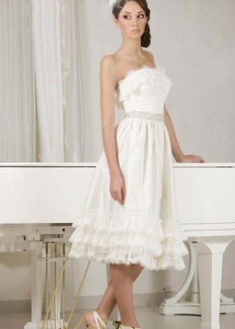 Wedding dress-transformer na may ruffles