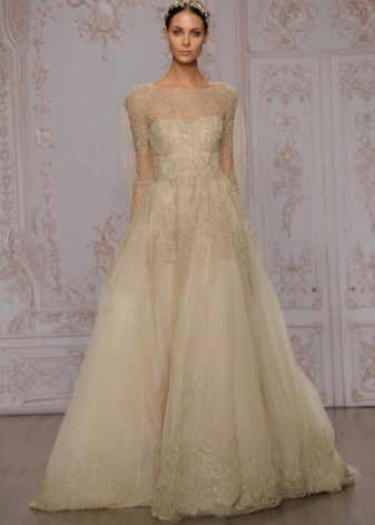 Sarado ang damit na beige wedding