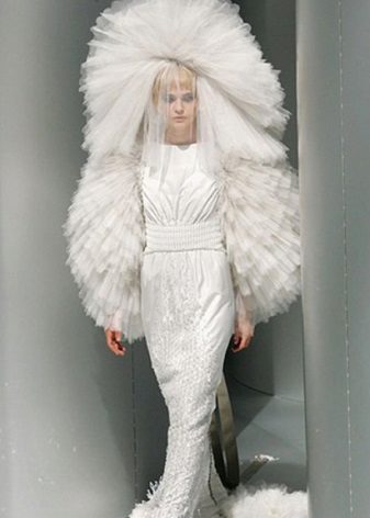 Mahigpit na damit na may malambot na belo