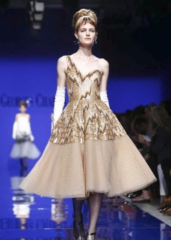 Ang murang beige evening dress ay maikli