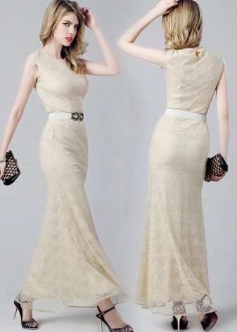 Ihambing ang mga accessory sa isang beige evening dress