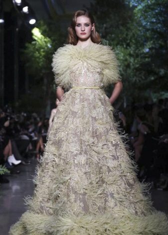 Ang damit ng gabi mula kay Elie Saab ay kahanga-hanga