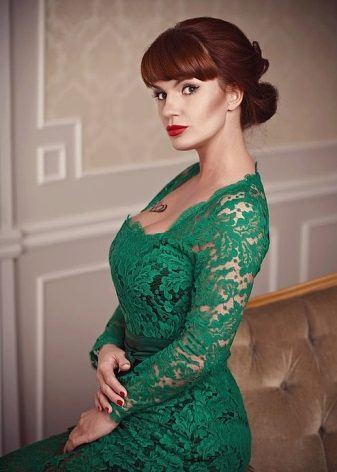 Emerald dress at red lipstick