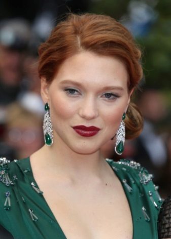 Pampaganda para sa isang taong mapula ang buhok sa ilalim ng emerald dress