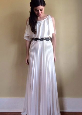 Gabi na damit sa estilo ng Griyego na may pleats