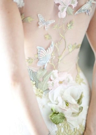 White wedding dress na may green accent