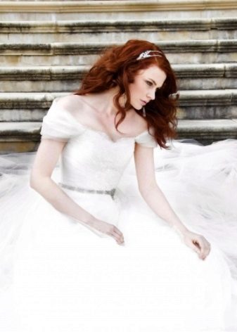 White wedding dress para sa red-haired girl
