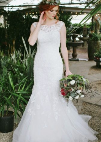 White wedding dress para sa red-haired girl