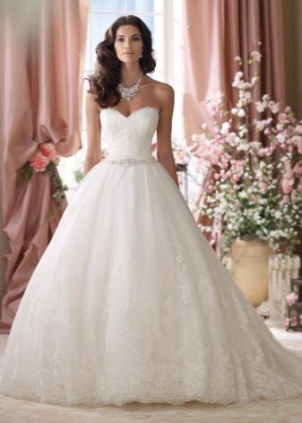 White wedding dress para sa brunettes