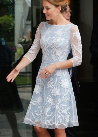 Kate Middleton Magagandang White at Blue Dress
