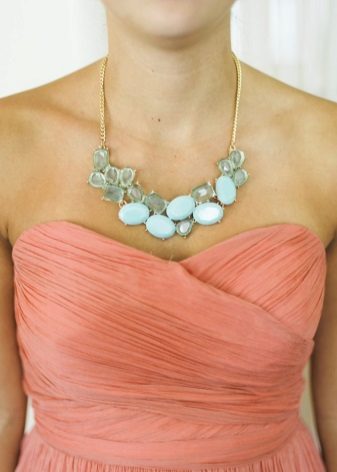 Mga accessory para sa coral dress