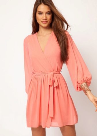Coral dresses na may sleeves