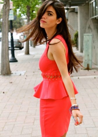 Coral dress para sa brunettes