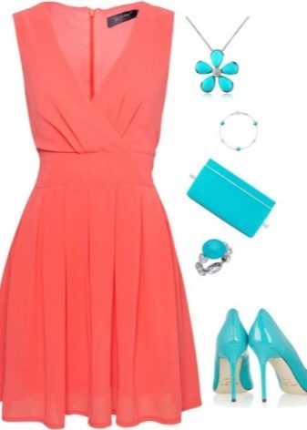 Coral dress na pinagsama sa turkesa accessories